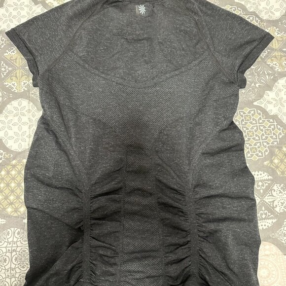 Athleta Short-sleeved t-shirt, gray, with ruffles, non-slip size M - Picture 2 of 5